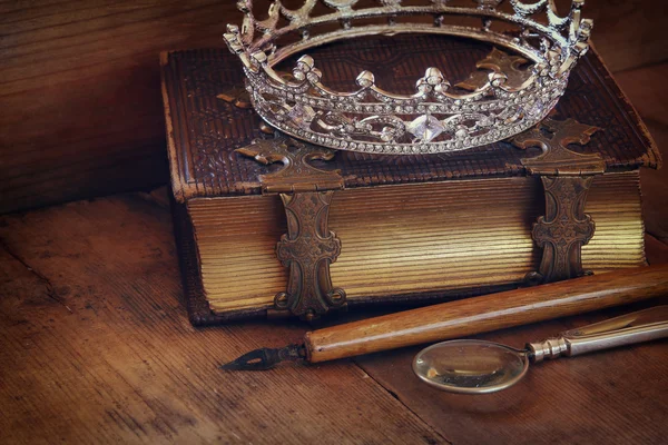 Imagen de llave baja de la corona de la reina del diamante en libro viejo —  Fotos de Stock