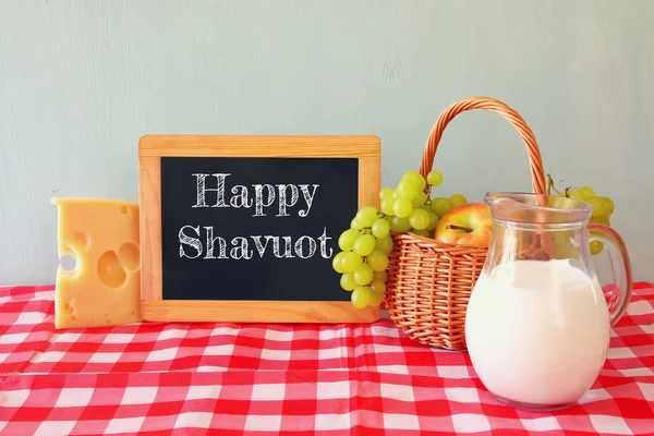 Зображення, молочні продукти і фрукти. Символи єврейське свято - Шавуот — стокове фото