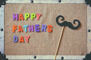 Babalar günü kompozisyon renkli ahşap harflerle