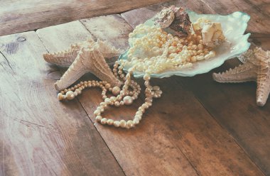 Beyaz İnci kolye ve deniz kabuklarını görüntüsü