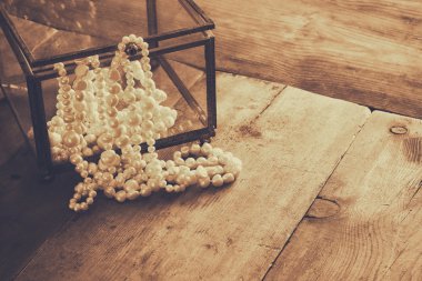 eski masada beyaz inci kolye görüntü