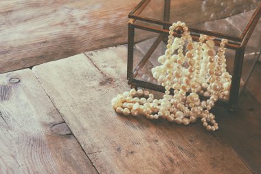 eski masada beyaz inci kolye görüntü