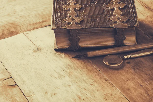 Pirinç tokalar ile antika kitap kapağı Üstten Görünüm — Stok fotoğraf