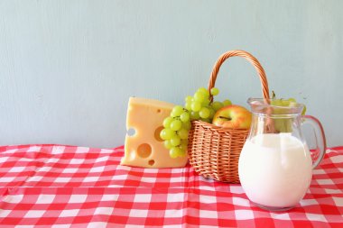 süt ürünleri ve meyve ahşap tablo