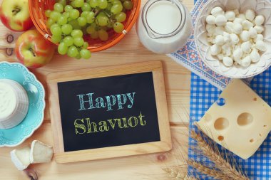 süt ürünleri ve meyve blackboard yanındaki görüntü