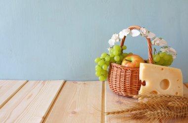 süt ürünleri ve meyve ahşap tablo