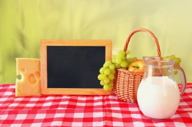 görüntü süt ürünleri ve meyve