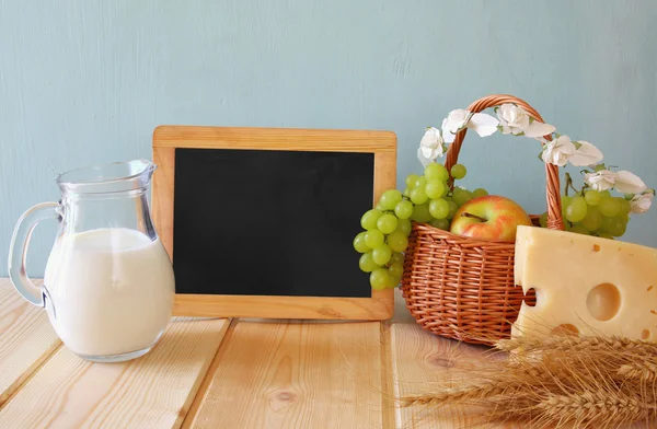 Dairy products and fruits next to blackboard — Stock Photo, Image