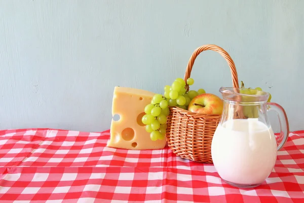 süt ürünleri ve meyve ahşap tablo