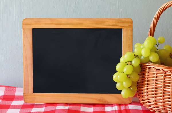 Image of fruit next to empty blackboard — Stock Photo, Image