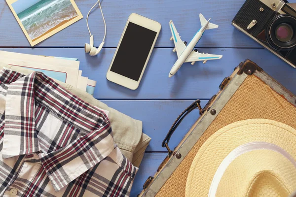 Conceito de viagem com roupas prontas para serem embaladas — Fotografia de Stock