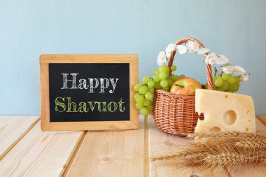 süt ürünleri ve meyve blackboard yanındaki görüntü