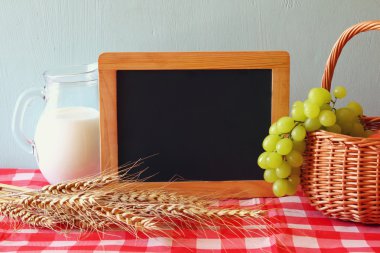 süt ürünleri ve meyve yanındaki yazı tahtası