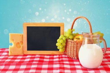 süt ürünleri ve meyve yanındaki boş yazı tahtası