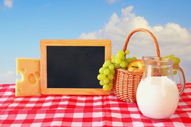 süt ürünleri ve meyve yanındaki boş yazı tahtası