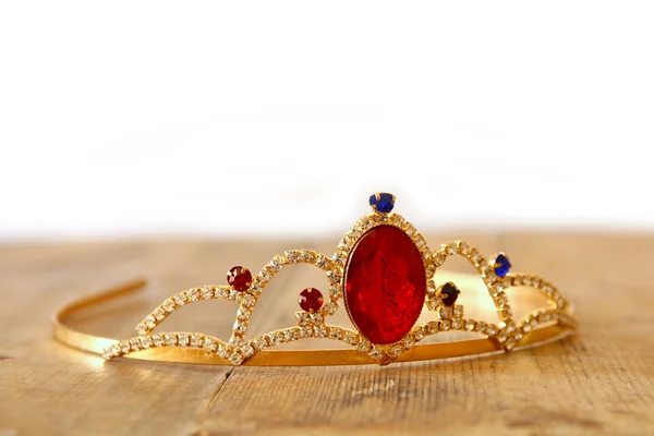 Corona de príncipes de oro sobre mesa de madera. enfoque selectivo —  Fotos de Stock