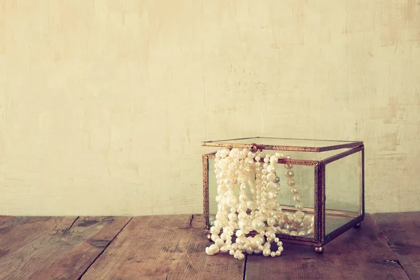 Collier de perles blanches sur table en bois — Photo