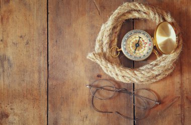 Pusula, ip, eski gözlük. Explorer kavramı