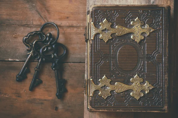 Antique book cover, with brass clasps and old keys — Stock Photo, Image