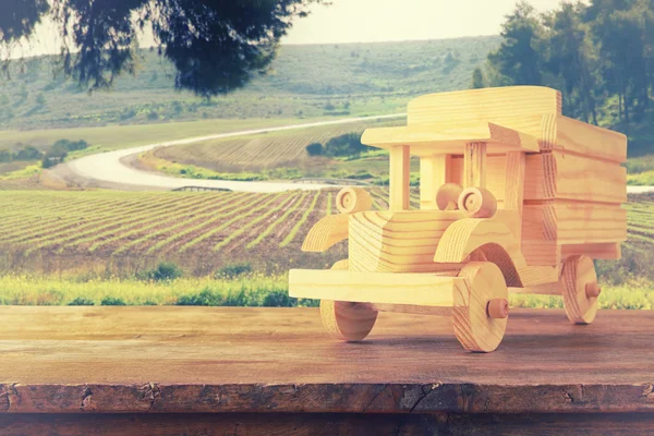 Altes Holzspielzeugauto über Holztisch — Stockfoto