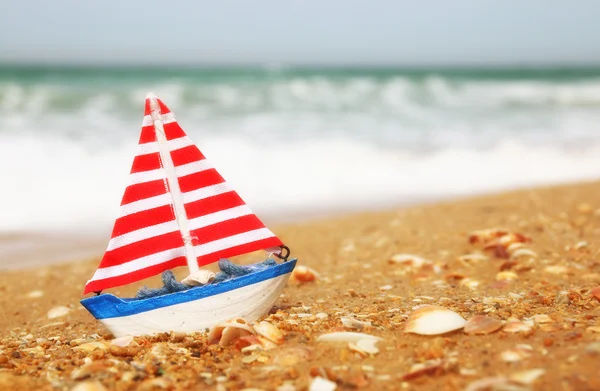 Sailboat on sea sand and ocean horizon. — Stock Photo, Image