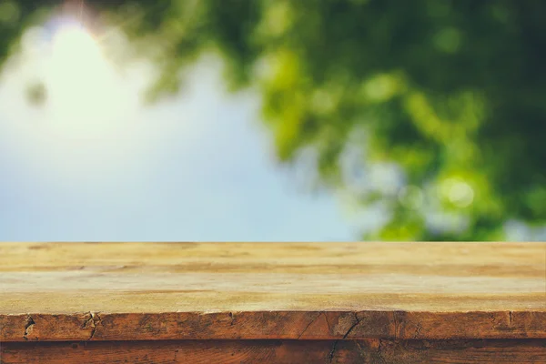 Papan kayu pedesaan depan dan latar belakang pohon abstrak — Stok Foto