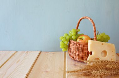 süt ürünleri ve meyve ahşap tablo