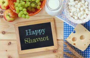 süt ürünleri ve meyve blackboard yanındaki görüntü