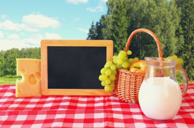 görüntü süt ürünleri ve meyve
