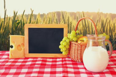 görüntü süt ürünleri ve meyve
