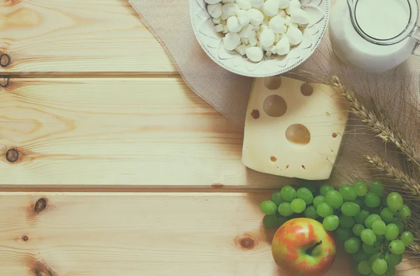 Imagen de productos lácteos y frutas sobre fondo de madera —  Fotos de Stock