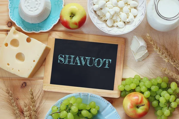 Image of dairy products and fruits next to blackboard — Stock Photo, Image