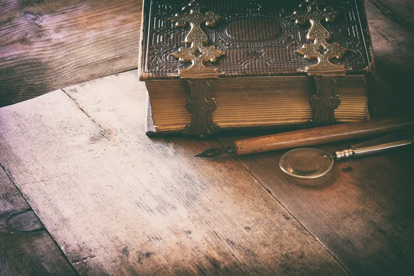 Bovenaanzicht van antieke boekomslag, met messing gespen — Stockfoto