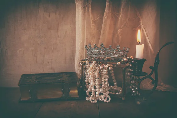 Hermosa corona de la reina del diamante, perlas blancas — Foto de Stock