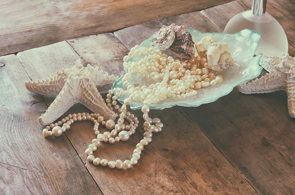 Imagen de collar de perlas blancas y conchas marinas —  Fotos de Stock
