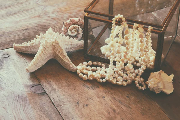 Obrázek z bílých perel náhrdelník a mušle — Stock fotografie