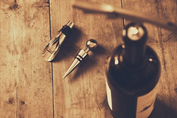 赤ワインの瓶とコルク栓抜きの平面図イメージ — ストック写真