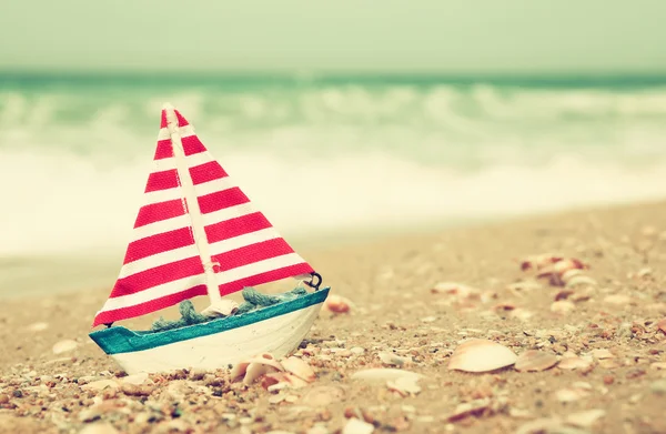 Sailboat on sea sand and ocean horizon — Stock Photo, Image