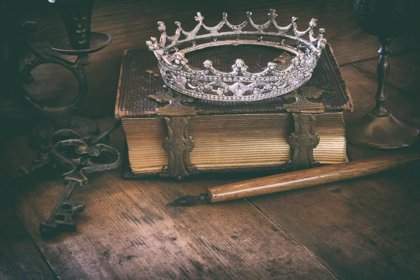 Low key of beautiful diamond queen crown on old book — Stock Photo, Image