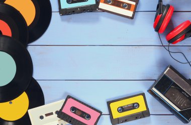 kaset, kulaklık, kayıtları ve eski kaset oynayın