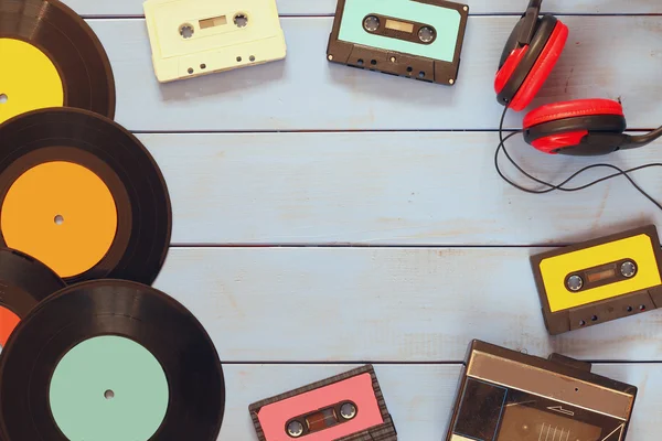 Fita cassete, fones de ouvido, discos e reprodução de fita velha — Fotografia de Stock
