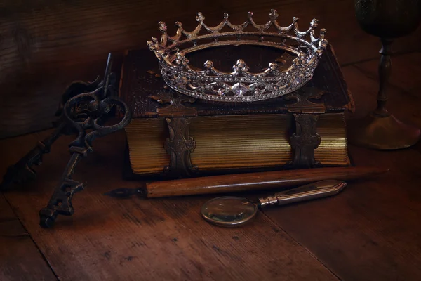 Nízké klíč obrázek diamond královna koruny na staré knihy — Stock fotografie