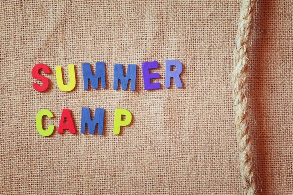 Wooden letters with phrase: SUMMER CAMP, and rope — Stock Photo, Image