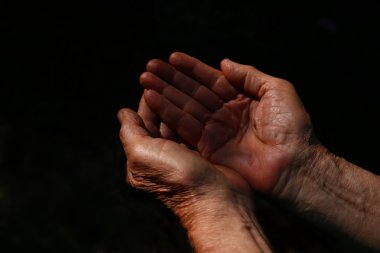 erkek Wrinkled eski para, isteyen yalvarıyor eller yardım