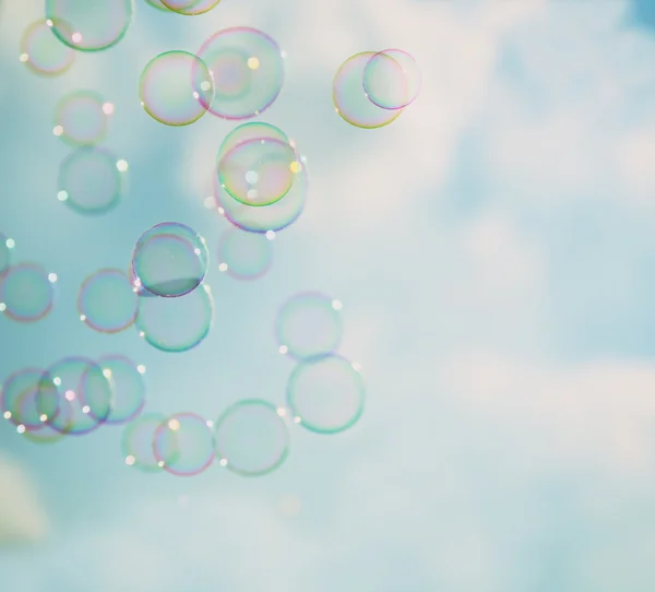 Zeepbellen zwevend in de lucht aginst hemel — Stockfoto