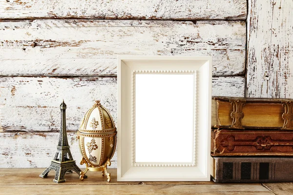 Cornice in legno bianco, accanto a vecchi libri. modello — Foto Stock