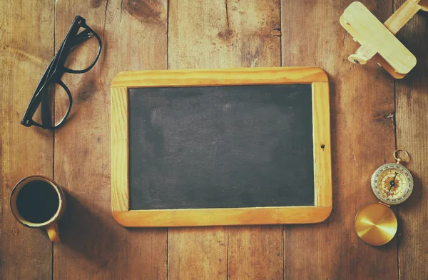 Blank blackboard on wooden table. Top view — Stock Photo, Image