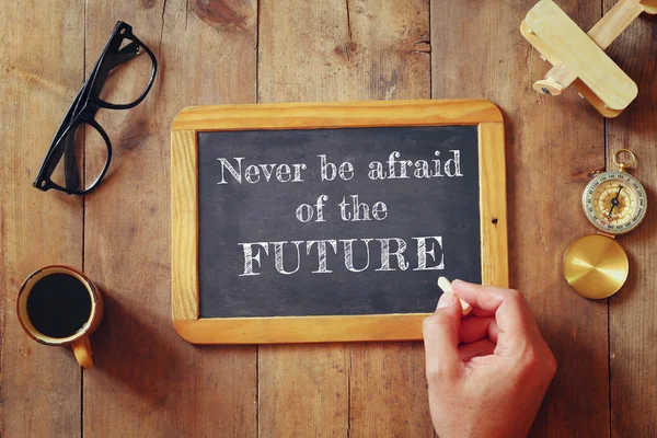 Homem escreve uma frase: NUNCA SER AFRAID DO FUTURO — Fotografia de Stock