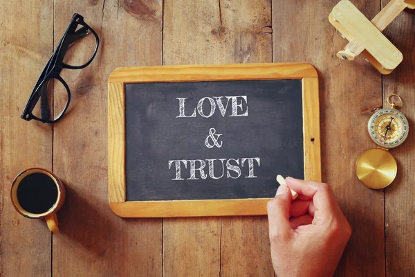 Man scrive su una lavagna una frase: LOVE & TRUST — Foto Stock