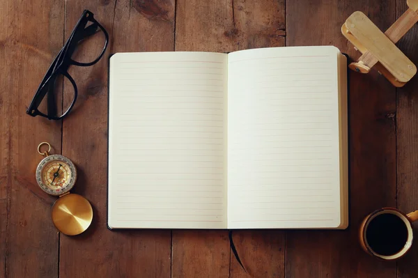 Cuaderno abierto con páginas en blanco sobre mesa de madera —  Fotos de Stock